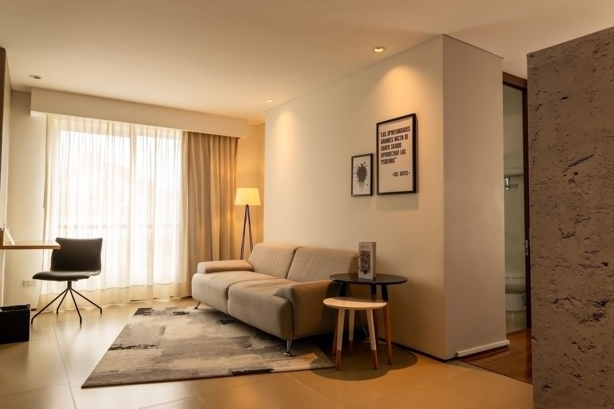 Quo Quality Hotel Manizales Esterno foto A living room with a sofa