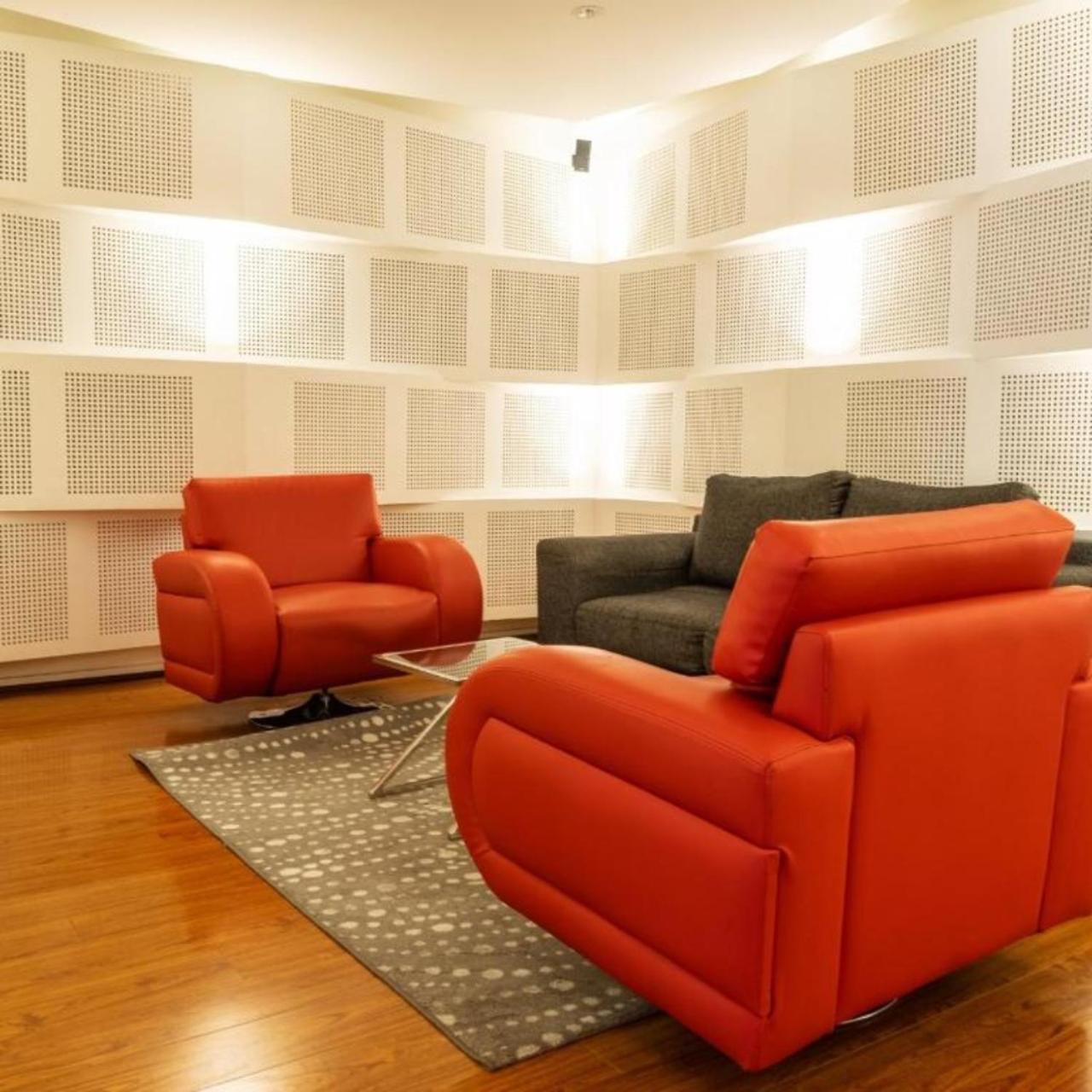Quo Quality Hotel Manizales Esterno foto A room with sound absorbing wall panels