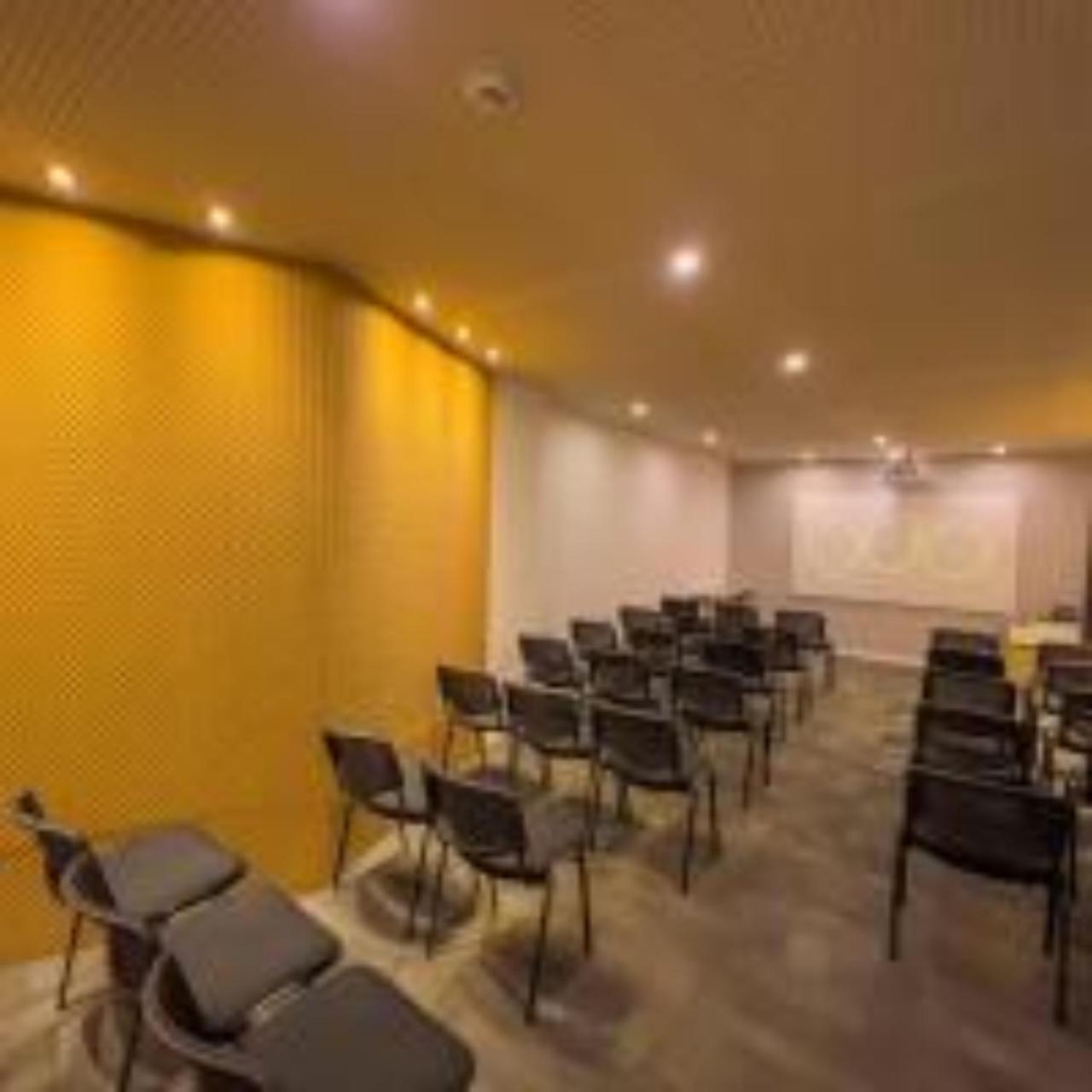 Quo Quality Hotel Manizales Esterno foto The interior of the lecture room