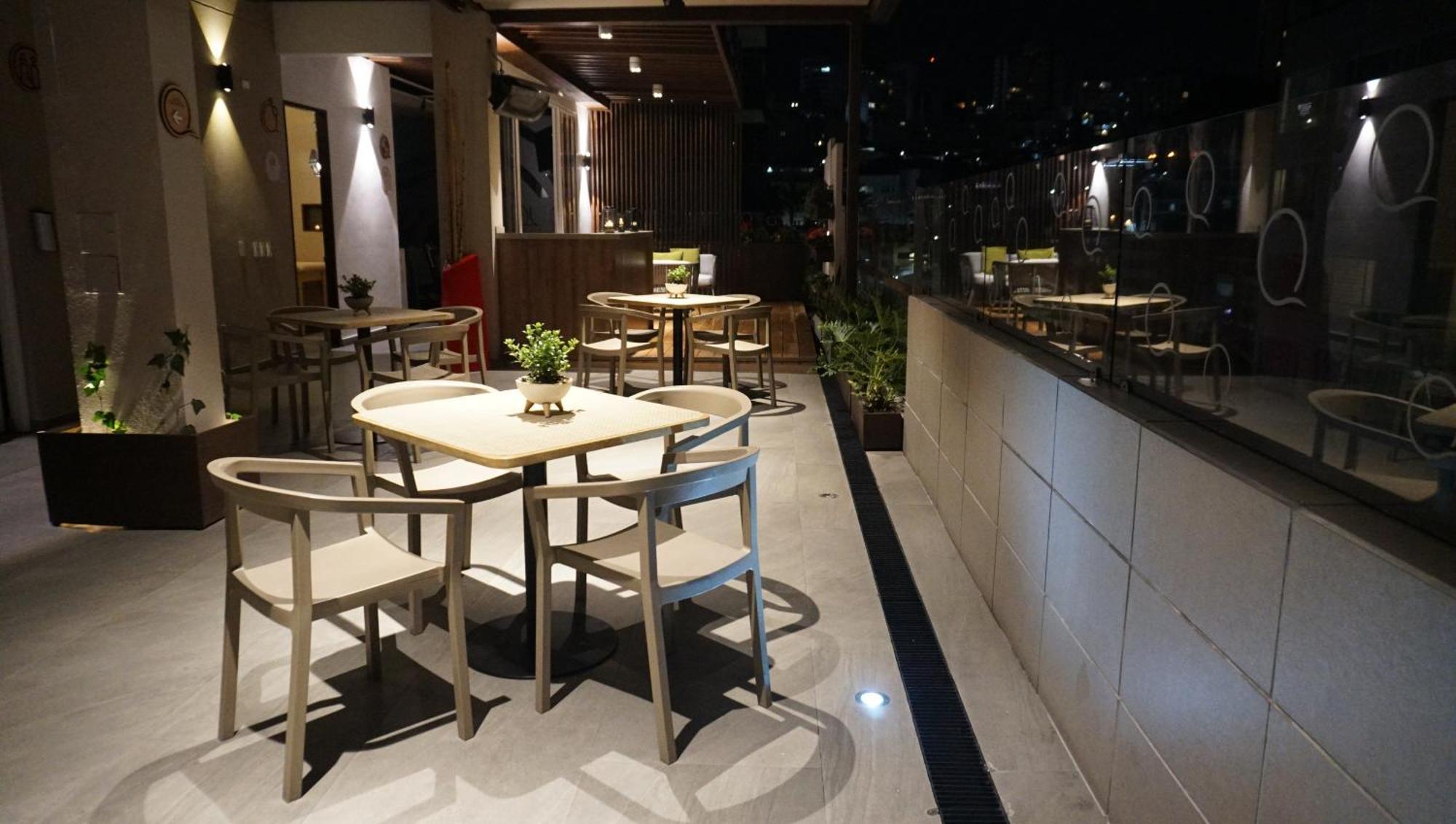 Quo Quality Hotel Manizales Esterno foto The interior of the restaurant