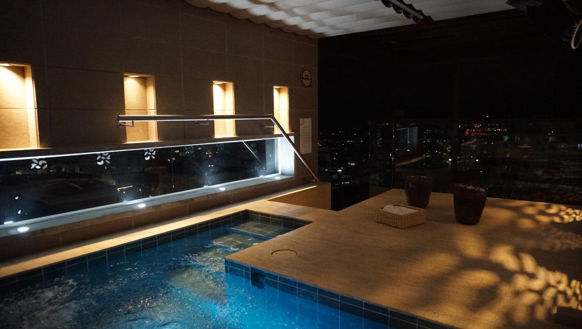 Quo Quality Hotel Manizales Esterno foto The rooftop pool at the hotel