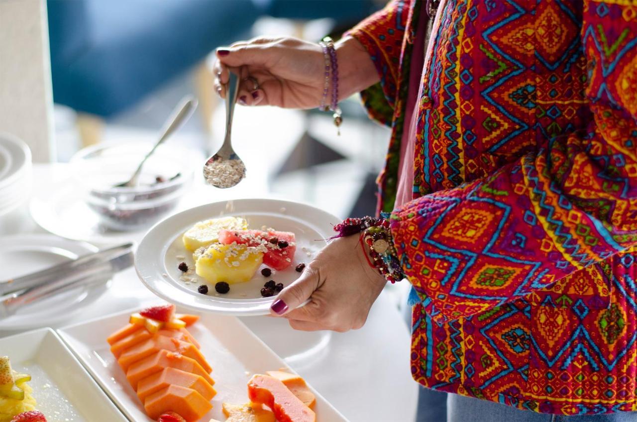 Quo Quality Hotel Manizales Esterno foto A woman using a spoon